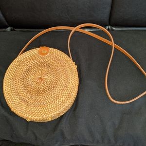 Round crossover bag